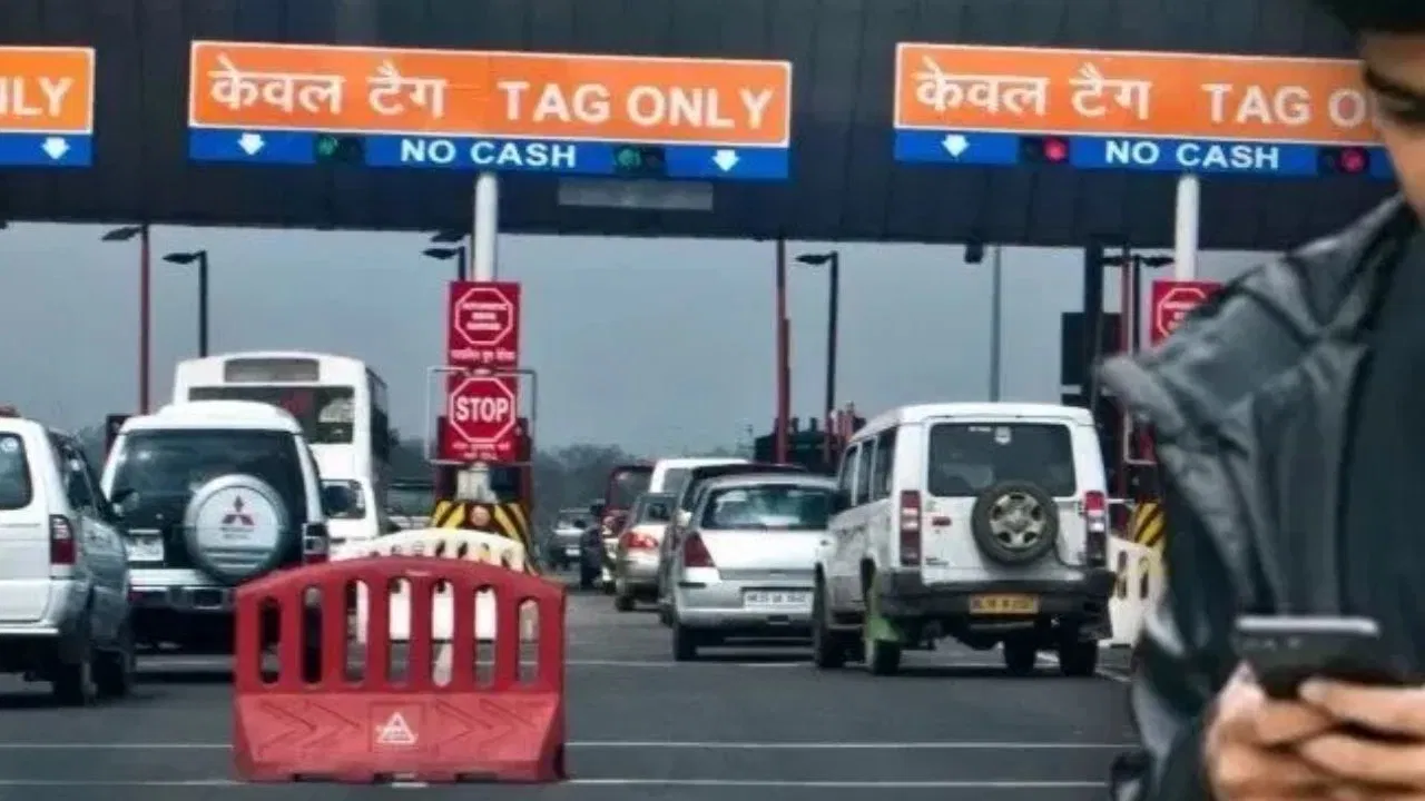 जयपुर में घर के सामने खड़ी थी कार, कट गया 55 रुपये का टोल; आयोग ने प्लाजा पर 800 गुना लगाया जुर्माना जयपुर में घर के सामने खड़ी थी कार, कट गया 55 रुपये का टोल; आयोग ने प्लाजा पर 800 गुना लगाया जुर्माना
