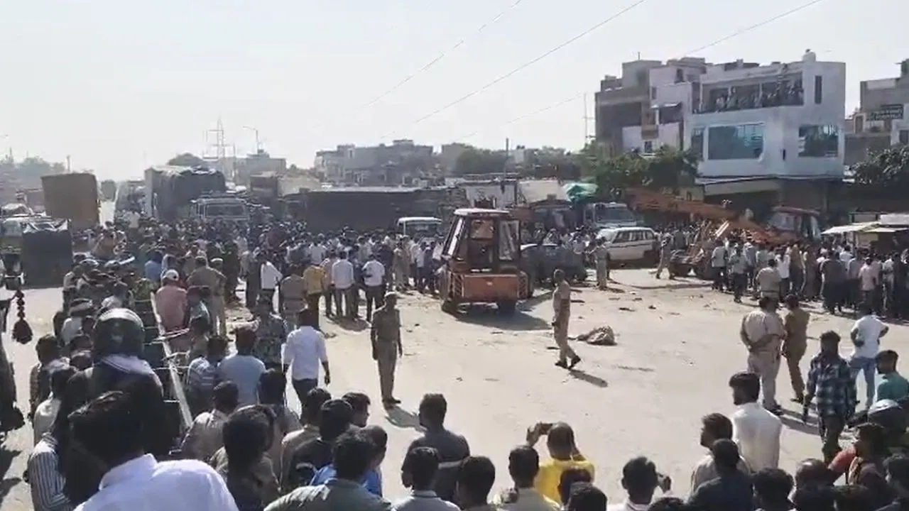 जयपुर में डंपर ने 10 गाड़ियों को रौंदा, 10 की मौत, 18 से ज्यादा घायल… कैसे अनियंत्रित हुआ ट्रक? जयपुर में डंपर ने 10 गाड़ियों को रौंदा, 10 की मौत, 18 से ज्यादा घायल... कैसे अनियंत्रित हुआ ट्रक?