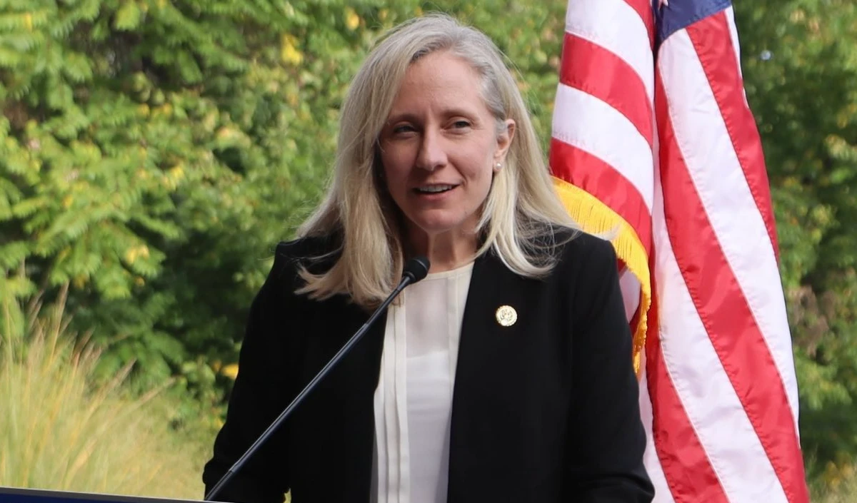 डेमोक्रेट Abigail Spanberger ने वर्जीनिया में इतिहास रचा, बनीं पहली महिला गवर्नर, ट्रंप के लिए खतरा? डेमोक्रेट Abigail Spanberger ने वर्जीनिया में इतिहास रचा, बनीं पहली महिला गवर्नर, ट्रंप के लिए खतरा?