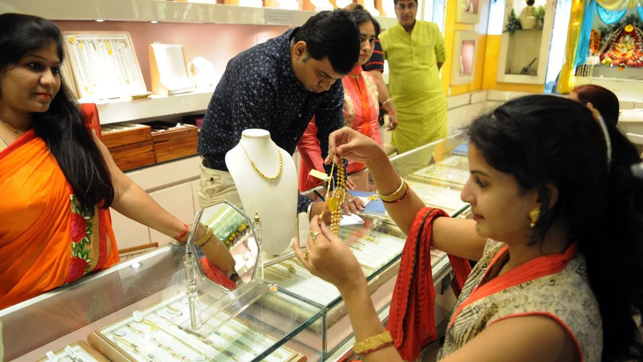 किस उम्मीद में भाग रहा है गोल्ड, क्या फिर से सोना बनाएगा नया रिकॉर्ड? डॉलर की तेजी ने गोल्ड को किया धराशाई, 3 दिन में ₹5800 सस्ता हुआ सोना