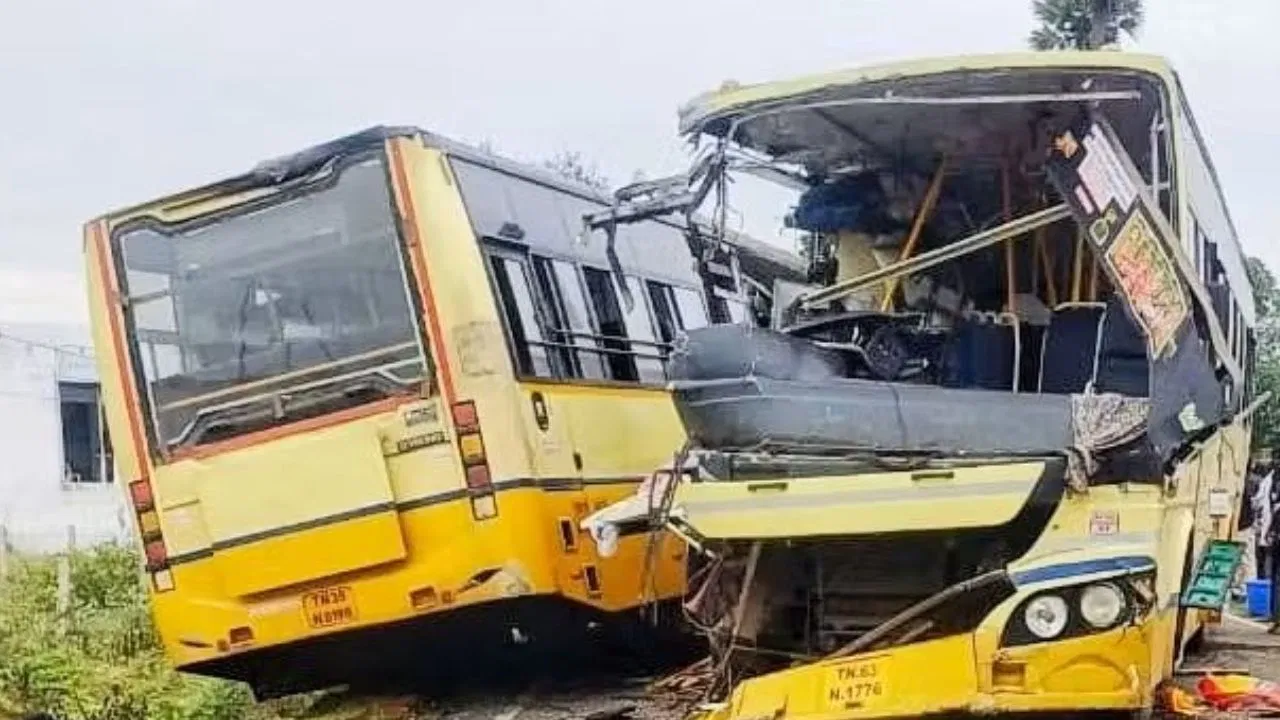 तमिलनाडु के शिवगंगा में दर्दनाक हादसा, आमने-सामने टकराईं दो बसें, 11 की मौत तमिलनाडु के शिवगंगा में दर्दनाक हादसा, आमने-सामने टकराईं दो बसें, 11 की मौत