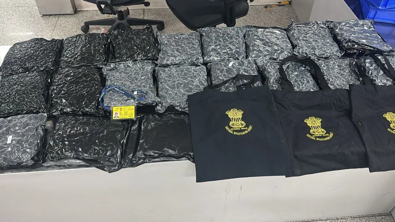 दिल्ली एयरपोर्ट पर ड्रग्स तस्करी की कोशिश नाकाम, 11KG वीड के साथ फर्जी महिला NIA अफसर अरेस्ट दिल्ली एयरपोर्ट पर ड्रग्स तस्करी की कोशिश नाकाम, 11KG वीड के साथ फर्जी महिला NIA अफसर अरेस्ट