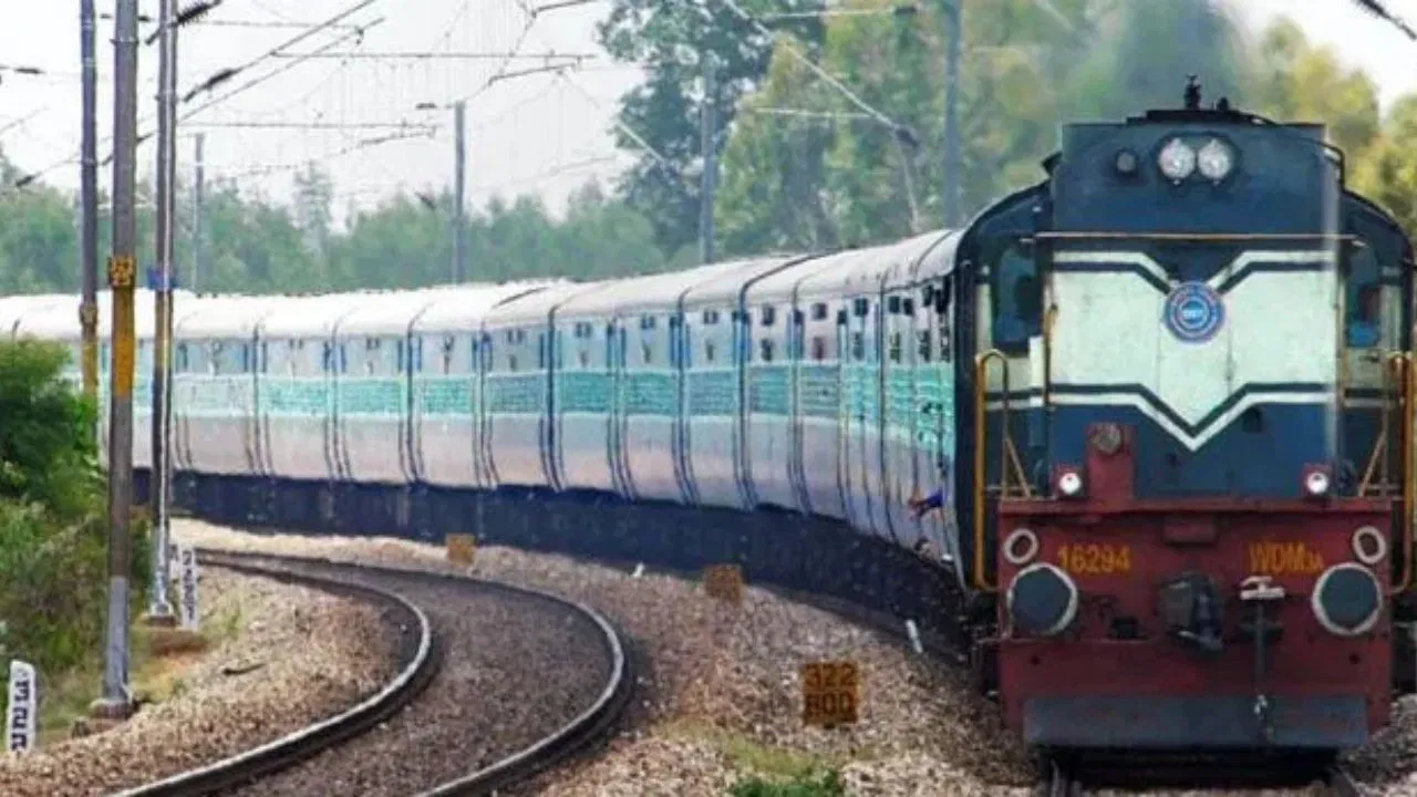 दिल्ली जा रही ट्रेन में बम की खबर, यात्रियों में मचा हड़कंप… सर्च टीम ने खंगाला चप्पा-चप्पा दिल्ली जा रही ट्रेन में बम की खबर, यात्रियों में मचा हड़कंप... सर्च टीम ने खंगाला चप्पा-चप्पा
