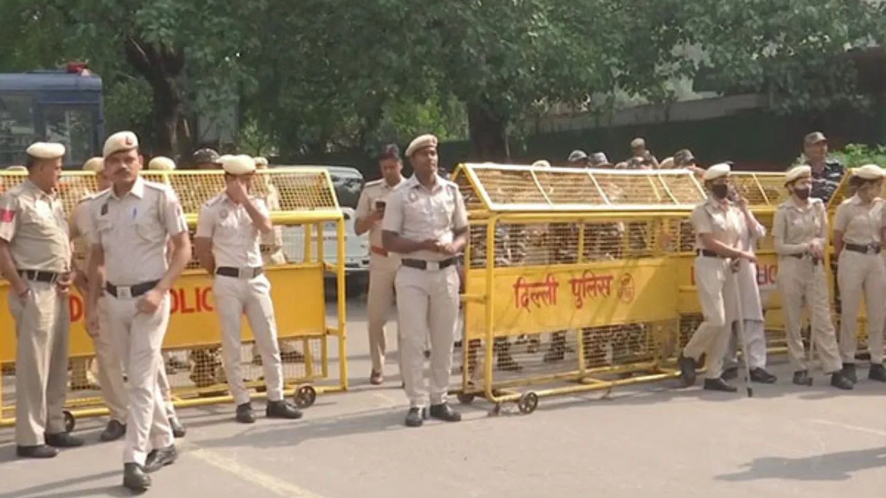दिल्ली: महिपालपुर में धमाके की आवाज सुन महिला ने किया कॉल, पुलिस बोली- टायर फटा था दिल्ली: महिपालपुर में धमाके की आवाज सुन महिला ने किया कॉल, पुलिस बोली- टायर फटा था