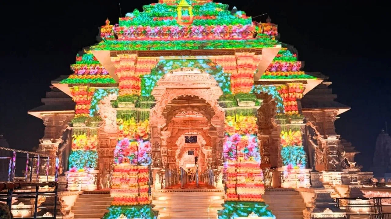 ध्वजारोहण से पहले सजी दिव्य, भव्य, नव्य अयोध्या, सामने आई विहंगम तस्वीरें ध्वजारोहण से पहले सजी दिव्य, भव्य, नव्य अयोध्या, सामने आई विहंगम तस्वीरें