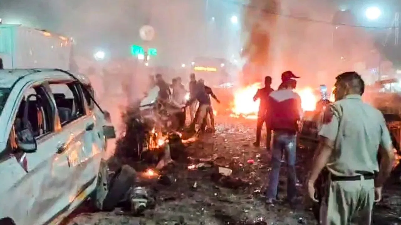 नौगाम थाने में धमाका… जैश मॉड्यूल और दिल्ली कनेक्शन जांच पर पड़ा असर नौगाम थाने में धमाका... जैश मॉड्यूल और दिल्ली कनेक्शन जांच पर पड़ा असर