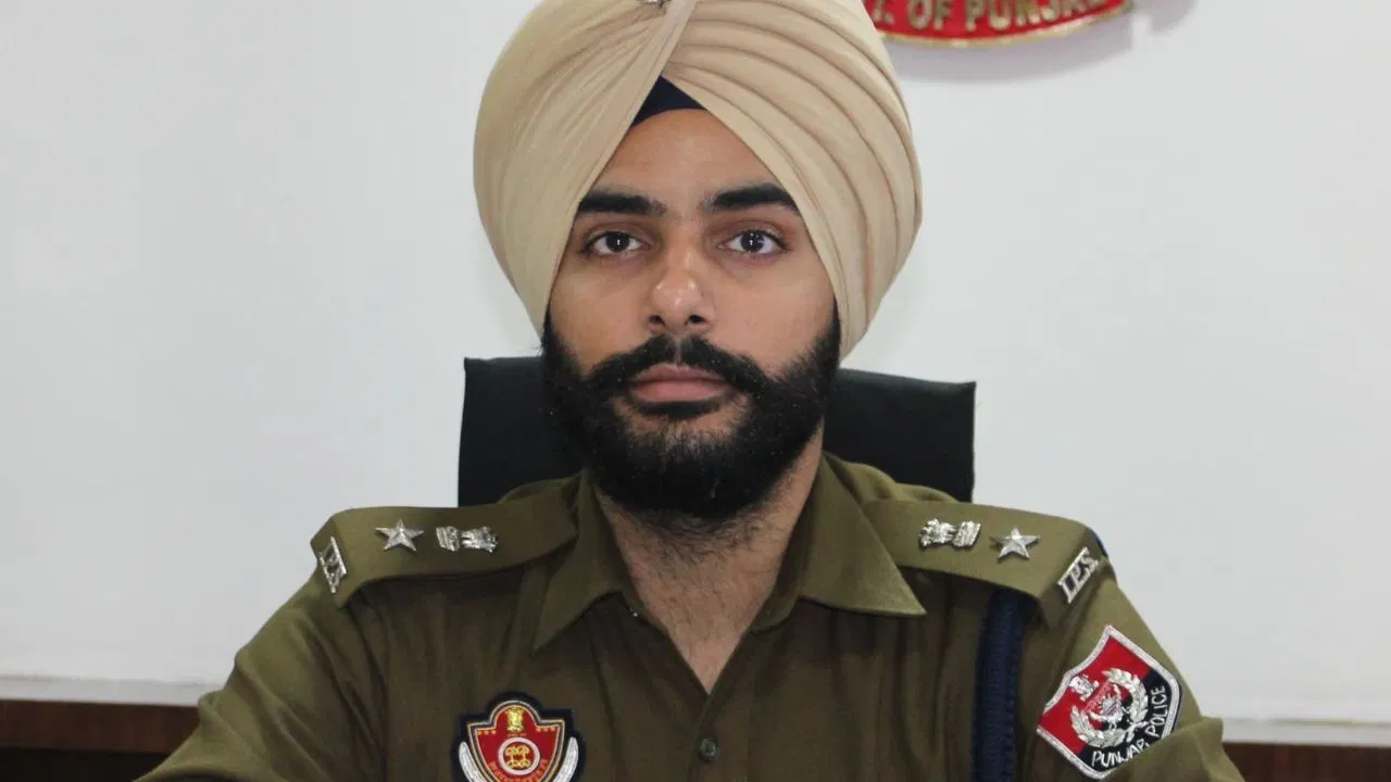 पंजाब: अमृतसर देहात के SSP सस्पेंड, गैंगेस्टरों के खिलाफ कार्रवाई करने में नाकाम रहने का आरोप पंजाब: अमृतसर देहात के SSP सस्पेंड, गैंगेस्टरों के खिलाफ कार्रवाई करने में नाकाम रहने का आरोप