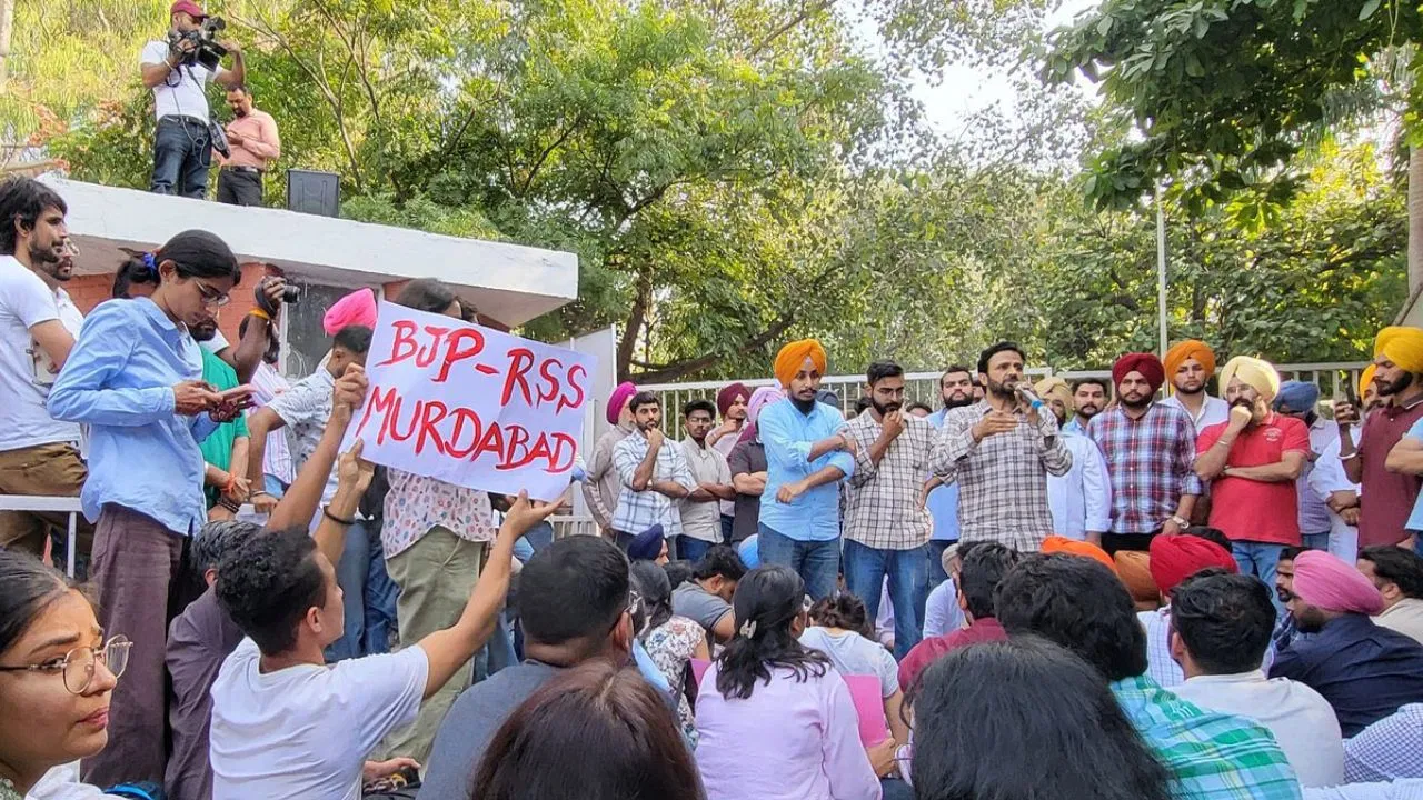पंजाब यूनिवर्सिटी में छात्रों का हंगामा, प्रदर्शनकारियों पर लाठीचार्ज, सीनेट चुनाव ऐलान की हो रहीमांग पंजाब यूनिवर्सिटी में छात्रों का हंगामा, प्रदर्शनकारियों पर लाठीचार्ज, सीनेट चुनाव ऐलान की हो रहीमांग