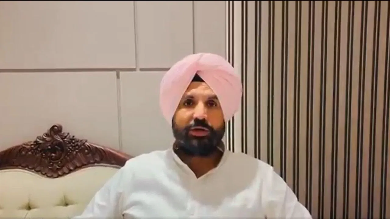पंजाब:पूर्व गृहमंत्री बूटा सिंह पर टिप्पणी कर फंसे राजा वडिंग, दर्ज हुई FIR पंजाब:पूर्व गृहमंत्री बूटा सिंह पर टिप्पणी कर फंसे राजा वडिंग, दर्ज हुई FIR