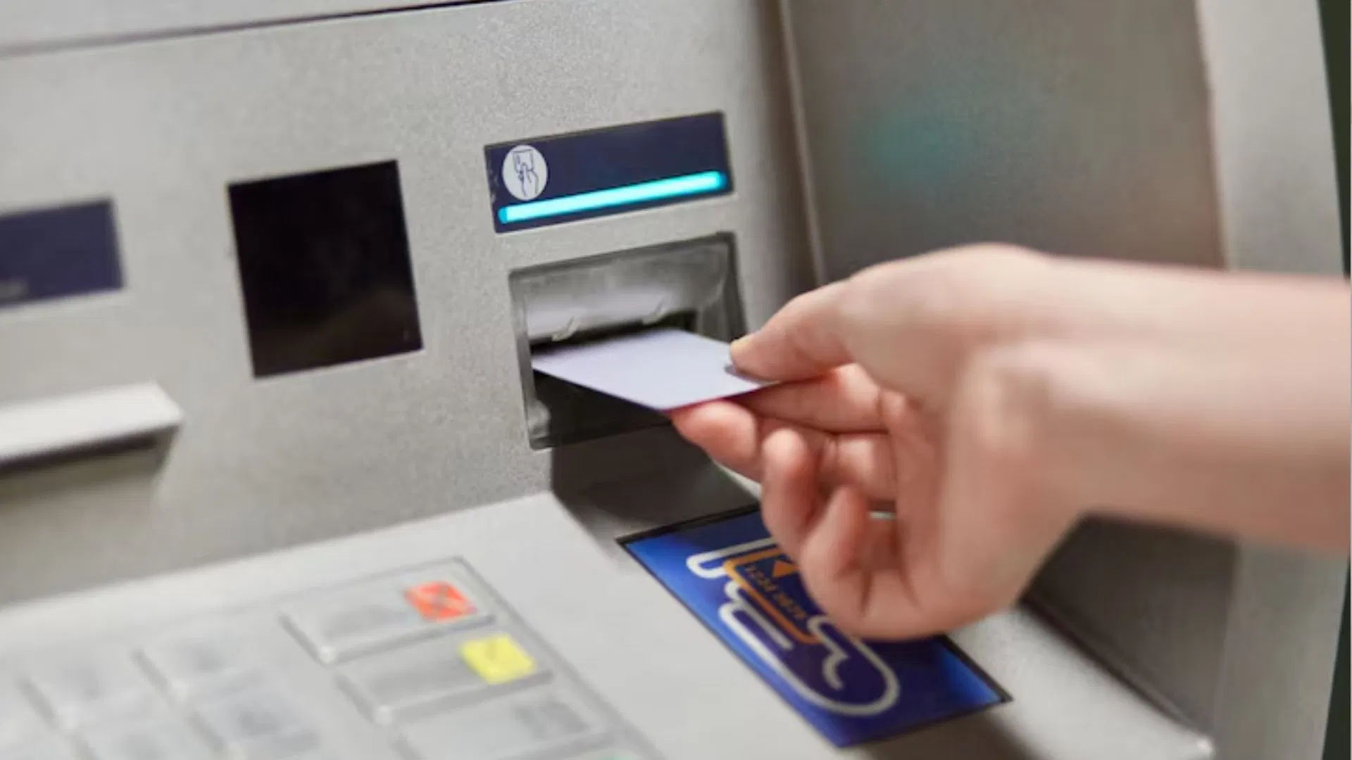 पटना में ATM से पैसे निकालने पहुंचा शख्स, मशीन में फंसा कार्ड, बाहर निकलते ही अकाउंट्स से उड़ गए पैसे पटना में ATM से पैसे निकालने पहुंचा शख्स, मशीन में फंसा कार्ड, बाहर निकलते ही अकाउंट्स से उड़ गए पैसे