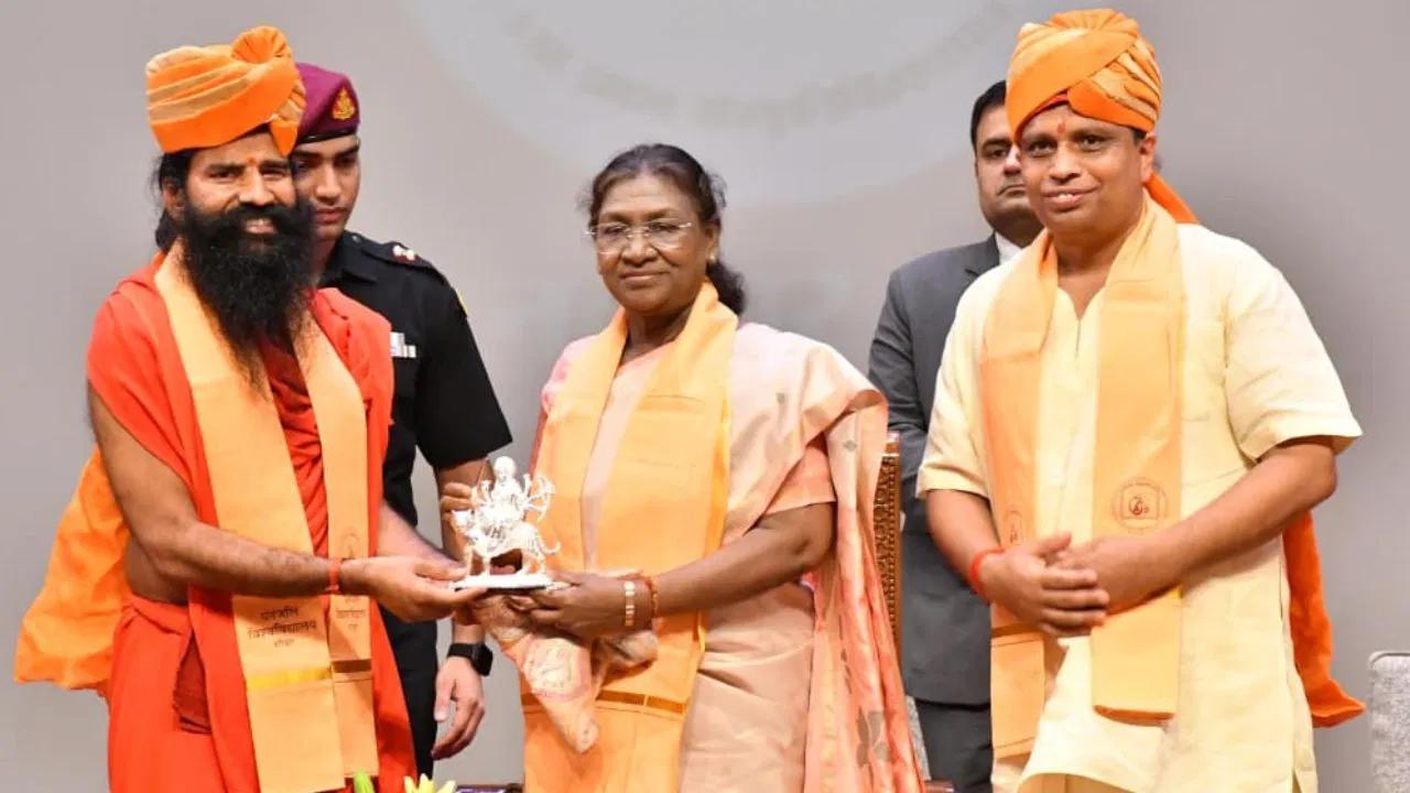 पतंजलि विश्वविद्यालय में शिक्षा, संस्कार, विज्ञान और आध्यात्म की परंपरा…राष्ट्रपति द्रौपदी मुर्मू ने की सराहना पतंजलि विश्वविद्यालय में शिक्षा, संस्कार, विज्ञान और आध्यात्म की परंपरा...राष्ट्रपति द्रौपदी मुर्मू ने की सराहना