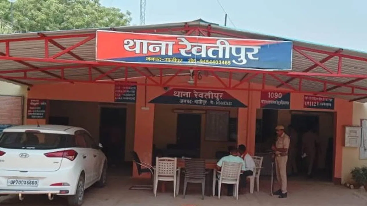 पहले WhatsApp पर भेजी ARTO चालान की APK फाइल, फिर फोन से उड़ा दिए डेढ़ लाख रुपये… गाजीपुर में किसान के साथ साइबर ठगी पहले WhatsApp पर भेजी ARTO चालान की APK फाइल, फिर फोन से उड़ा दिए डेढ़ लाख रुपये... गाजीपुर में किसान के साथ साइबर ठगी