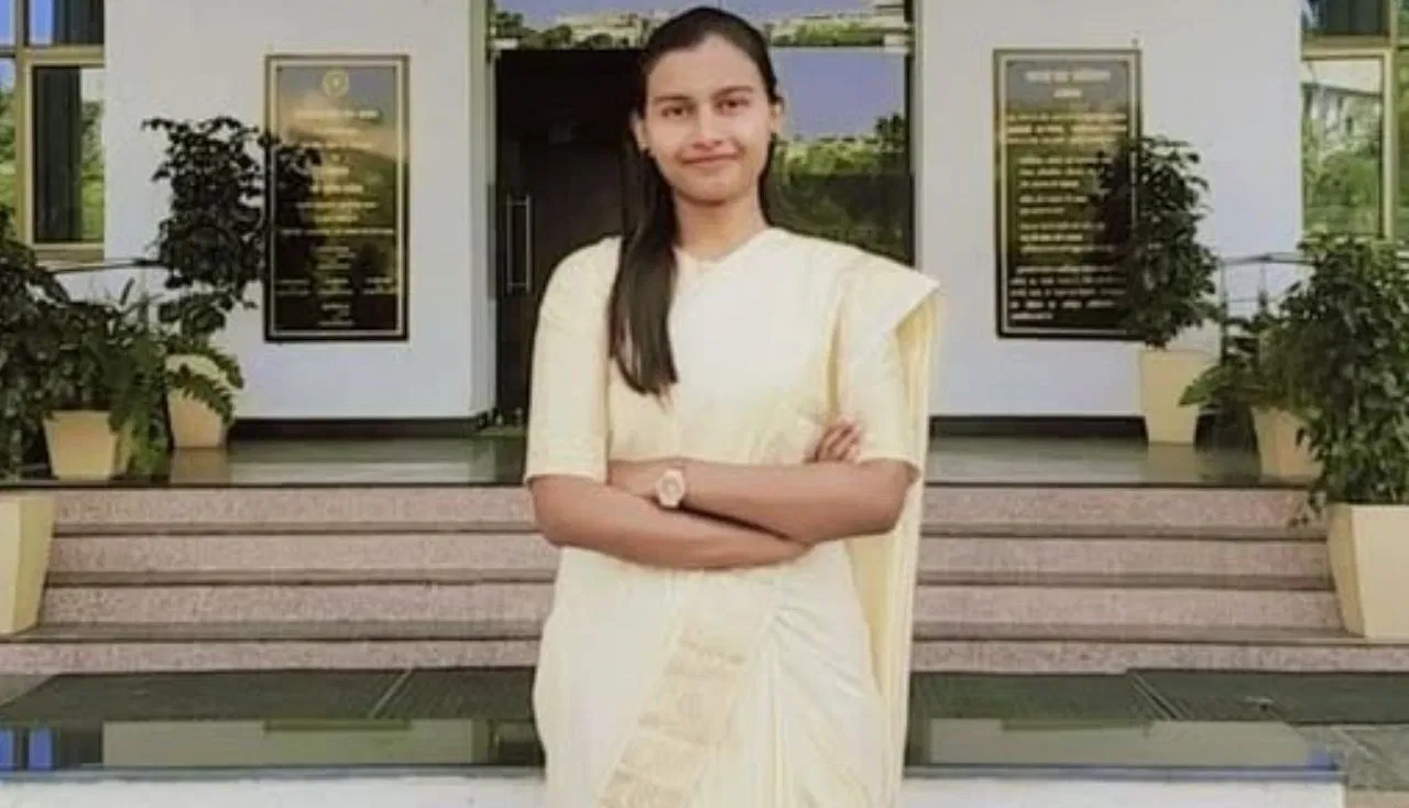 पिता लगाते हैं सब्जी की दुकान, बेटी ने CGPSC एग्जाम में किया कमाल, टॉपर चंचल बनीं आदिवासी युवाओं की प्रेरणा पिता लगाते हैं सब्जी की दुकान, बेटी ने CGPSC एग्जाम में किया कमाल, टॉपर चंचल बनीं आदिवासी युवाओं की प्रेरणा