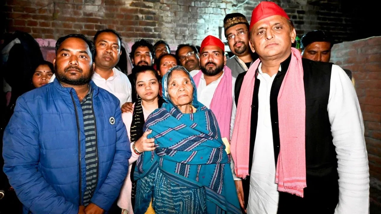 फतेहपुर पहुंचे अखिलेश यादव, मृतक लेखपाल के परिवार से की मुलाकात, बोले- ‘मुकदमा दर्ज नहीं होगा’ फतेहपुर पहुंचे अखिलेश यादव, मृतक लेखपाल के परिवार से की मुलाकात, बोले- 'मुकदमा दर्ज नहीं होगा'