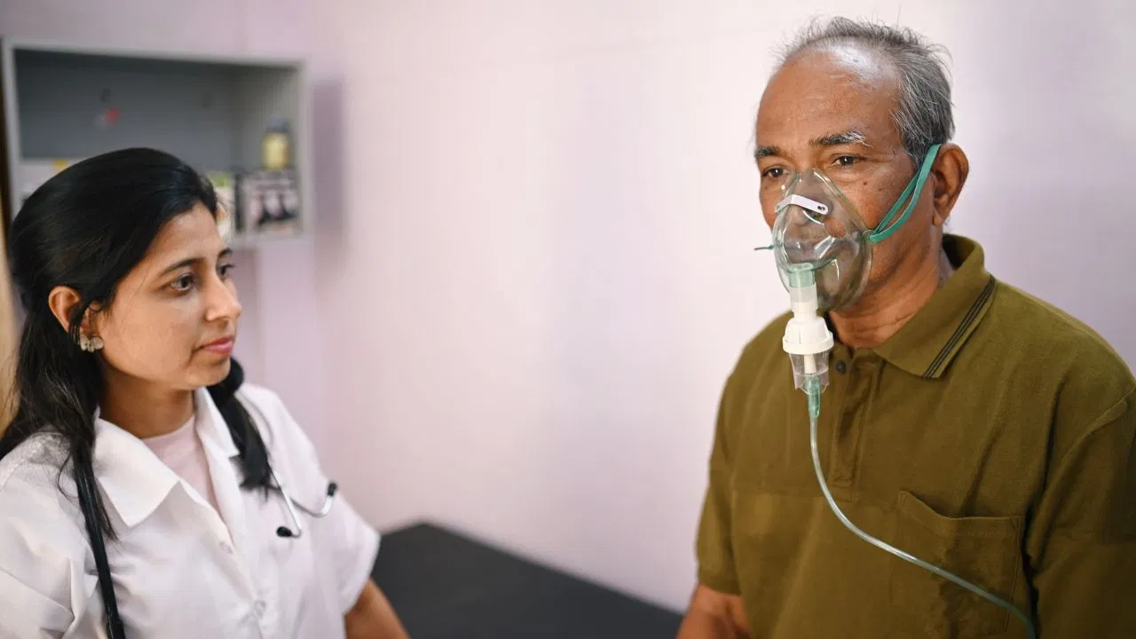 बढ़ता प्रदूषण अस्थमा मरीजों के लिए बन रहा खतरनाक, डॉक्टरों ने दी ये सलाह बढ़ता प्रदूषण अस्थमा मरीजों के लिए बन रहा खतरनाक, डॉक्टरों ने दी ये सलाह