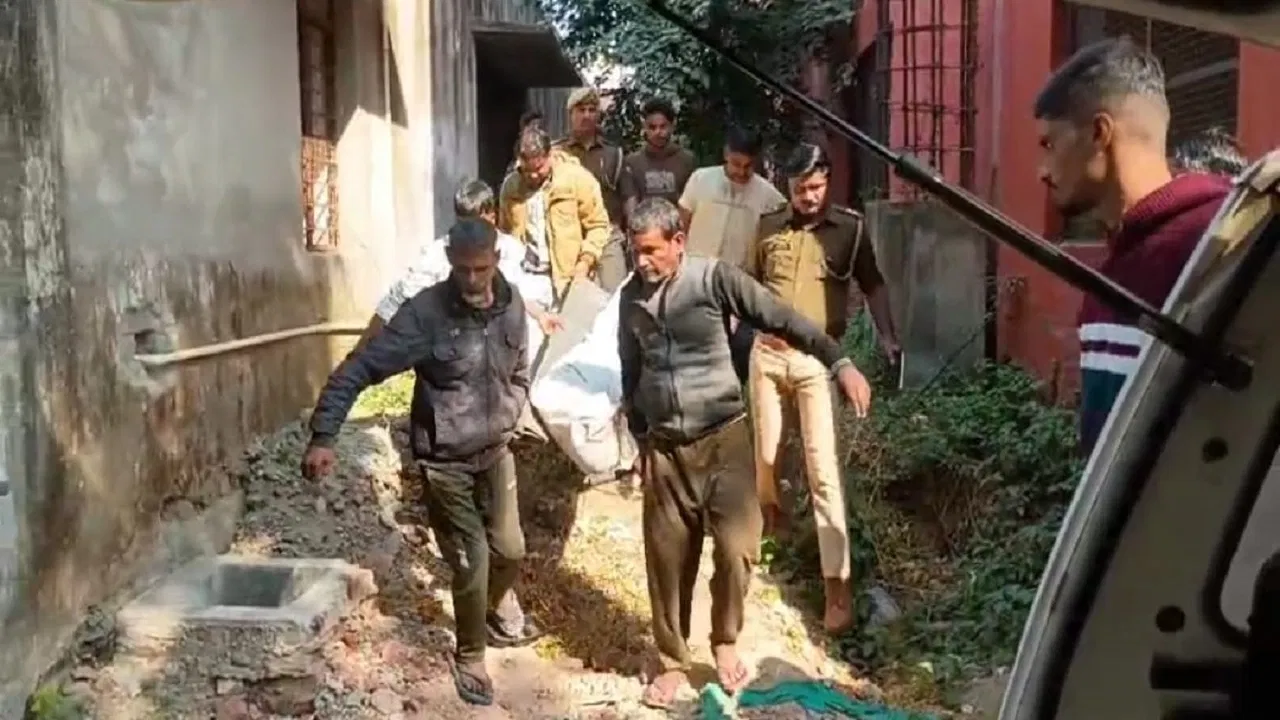 बरेली कॉलेज में मिली फंदे से लटकी लाश, देखते ही लोगों की निकली चीख, परिजन बोले- सुसाइड नहीं, हत्या है ये बरेली कॉलेज में मिली फंदे से लटकी लाश, देखते ही लोगों की निकली चीख, परिजन बोले- सुसाइड नहीं, हत्या है ये