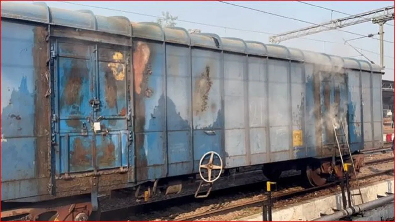 बरेली जंक्शन पर खड़ी थी मालगाड़ी, अचानक आखिरी डिब्बे से उठने लगा धुआं… रेलवे टीम की सतर्कता से टला बड़ा हादसा बरेली जंक्शन पर खड़ी थी मालगाड़ी, अचानक आखिरी डिब्बे से उठने लगा धुआं... रेलवे टीम की सतर्कता से टला बड़ा हादसा