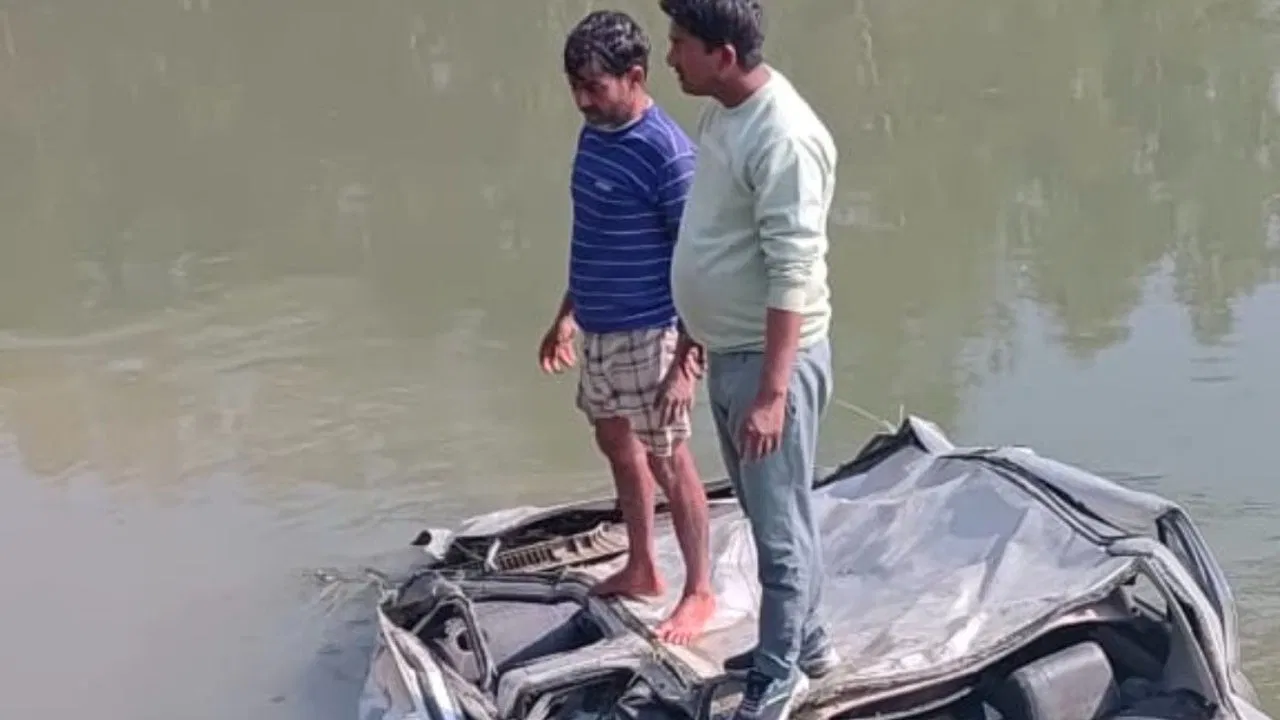 बरेली में तेज रफ्तार का कहर, रेलिंग तोड़ 70 फीट नीचे नदी में गिरी कार, बाल-बाल बचे चार युवक… एक घायल बरेली में तेज रफ्तार का कहर, रेलिंग तोड़ 70 फीट नीचे नदी में गिरी कार, बाल-बाल बचे चार युवक... एक घायल
