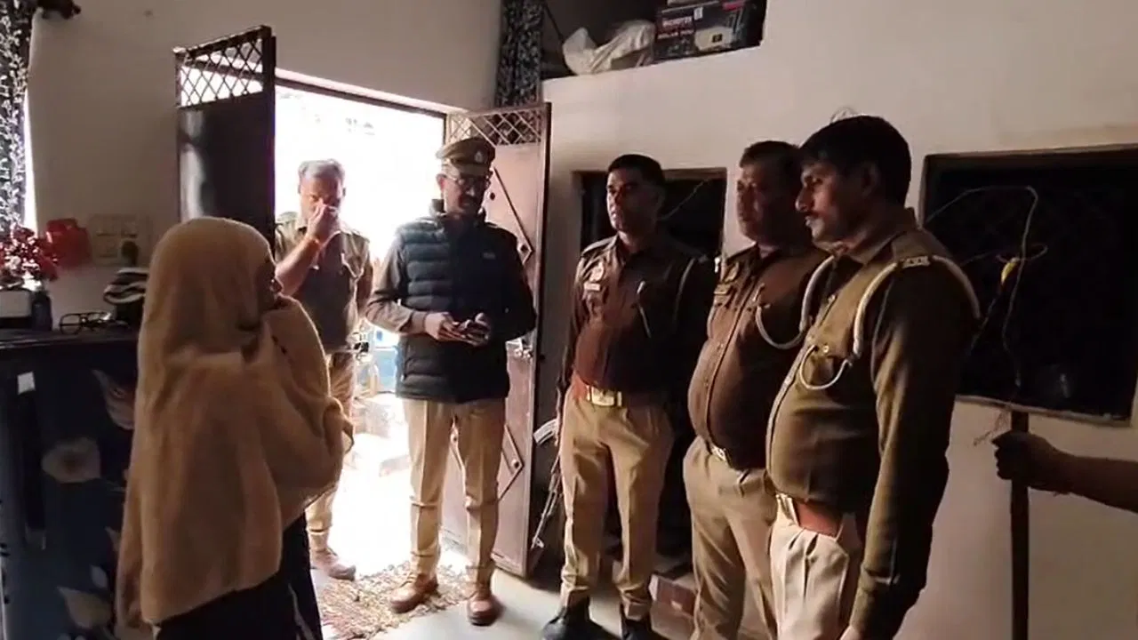 ‘बाबरी मस्जिद का बदला लेना…’ इटावा में दानिश ने सोशल मीडिया पर किया विवादित पोस्ट; हिंदू संगठन की शिकायत पर पुलिस हुई एक्टिव 'बाबरी मस्जिद का बदला लेना...' इटावा में दानिश ने सोशल मीडिया पर किया विवादित पोस्ट; हिंदू संगठन की शिकायत पर पुलिस हुई एक्टिव
