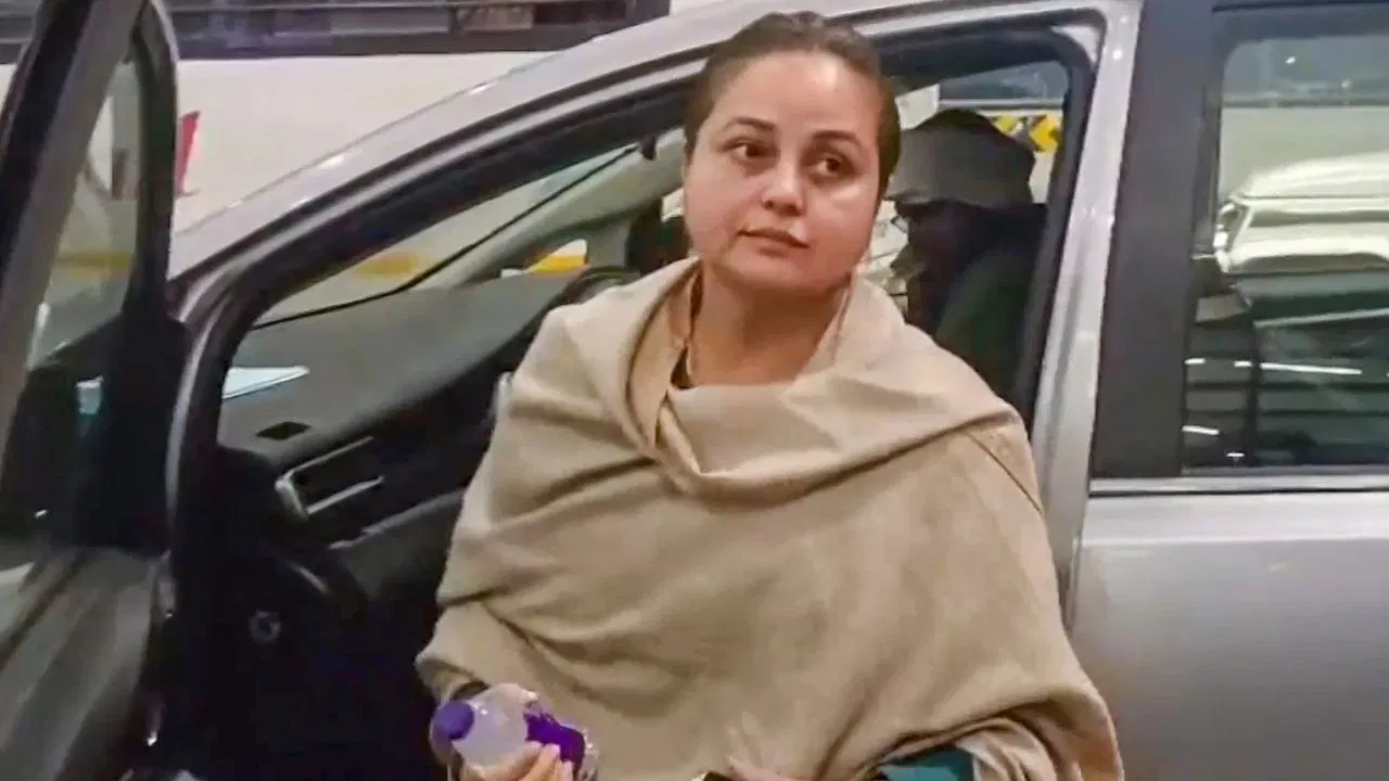 बिहार: घर से तो निकाल देंगे,जनता के दिल से कैसे निकालिएगा…राबड़ी देवी का आवास खाली कराए जाने पर बोलीं रोहिणी आचार्य बिहार: घर से तो निकाल देंगे,जनता के दिल से कैसे निकालिएगा...राबड़ी देवी का आवास खाली कराए जाने पर बोलीं रोहिणी आचार्य