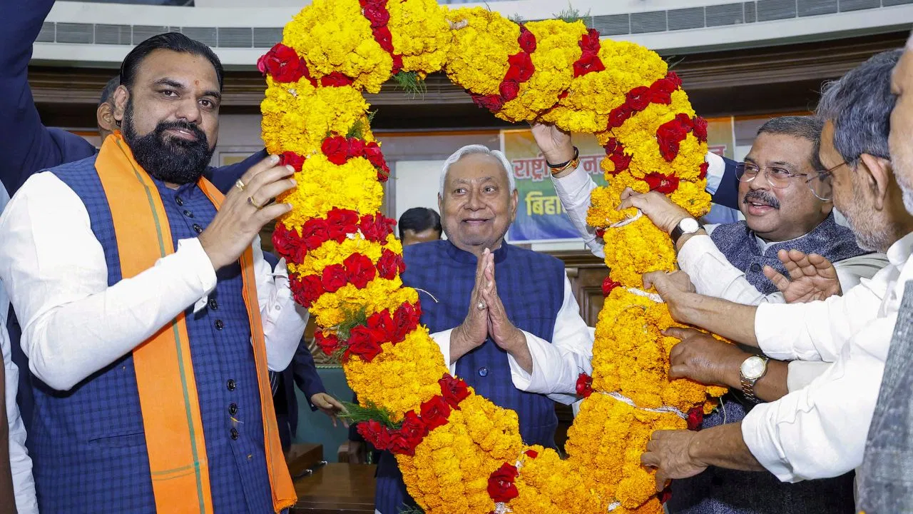 बिहार में 10वीं बार ‘नीतीशे कुमार’, आज शपथग्रहण… किस पार्टी के कितने मंत्री लेंगे शपथ? बिहार में 10वीं बार 'नीतीशे कुमार', आज शपथग्रहण... किस पार्टी के कितने मंत्री लेंगे शपथ?
