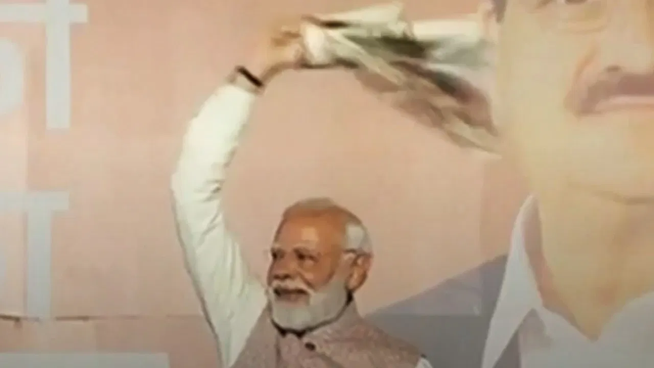 बिहार में बंपर जीत के बाद BJP मुख्यालय पहुंचे PM मोदी, गमछा लहाराकर जताया आभार बिहार में बंपर जीत के बाद BJP मुख्यालय पहुंचे PM मोदी, गमछा लहाराकर जताया आभार