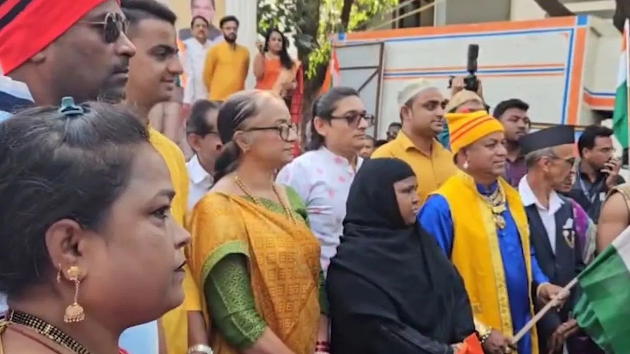बीजेपी नेताओं ने अबू आजमी के घर के बाहर गाया वंदे मातरम्, बदले में सपा नेता ने भिजवाई शरबत बीजेपी नेताओं ने अबू आजमी के घर के बाहर गाया वंदे मातरम्, बदले में सपा नेता ने भिजवाई शरबत