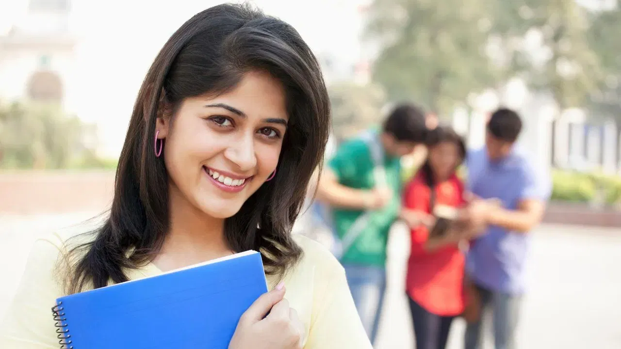 बीटेक इन केमिकल इंजीनियरिंग या केमिकल साइंस, किसे चुने? जानें दोनों में कैसे मिलता है एडमिशन बीटेक इन केमिकल इंजीनियरिंग या केमिकल साइंस, किसे चुने? जानें दोनों में कैसे मिलता है एडमिशन