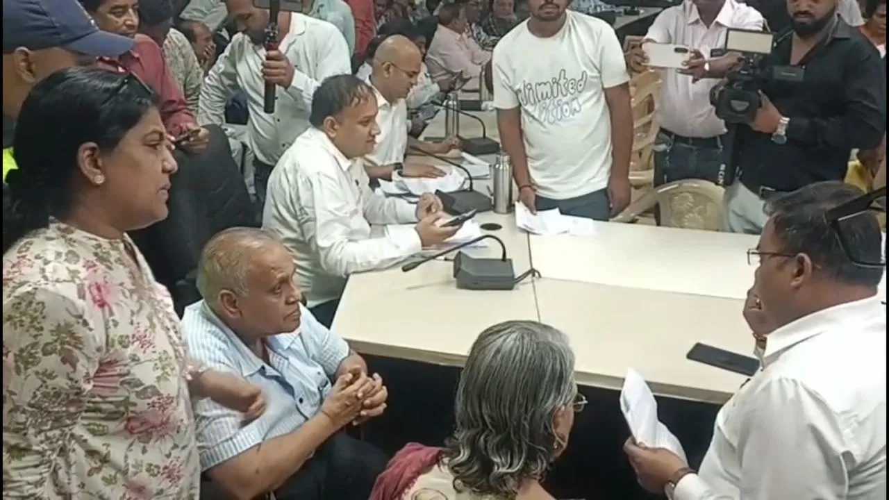 बेटे ने पीटा, संपत्ति के कागजों पर करवा लिए साइन… बुजुर्ग पिता को घर से निकाला- पूर्व कुलपति का बेटे पर आरोप बेटे ने पीटा, संपत्ति के कागजों पर करवा लिए साइन... बुजुर्ग पिता को घर से निकाला- पूर्व कुलपति का बेटे पर आरोप
