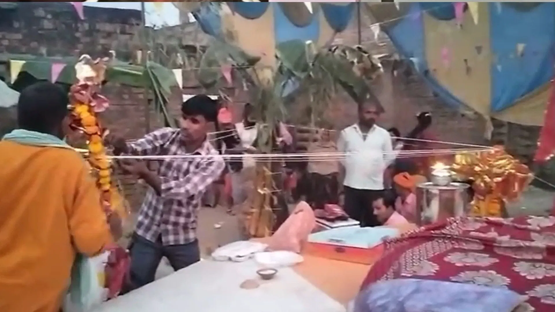 बैंड-DJ, बारात और भोज…लखीमपुर में हुई पेड़ और कुएं की अनोखी शादी, लोगों ने मनाया जश्न बैंड-DJ, बारात और भोज...लखीमपुर में हुई पेड़ और कुएं की अनोखी शादी, लोगों ने मनाया जश्न