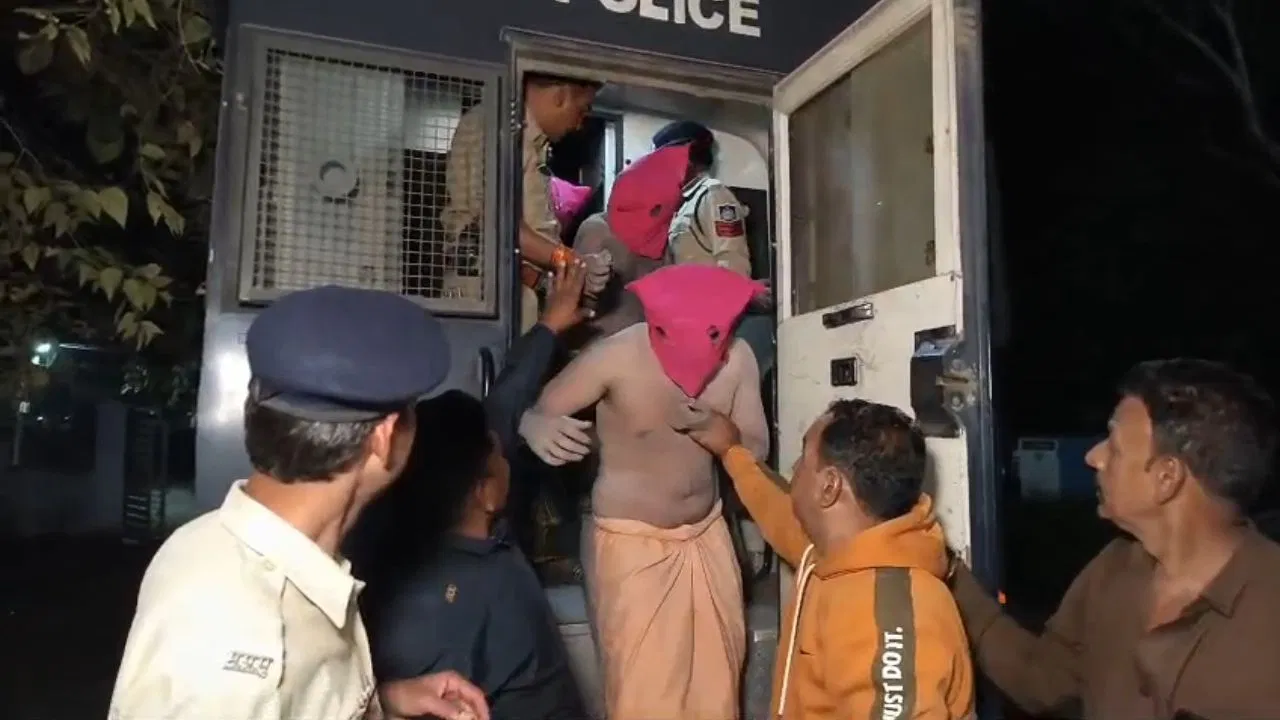 ‘भस्म कर दूंगा, जो भी है दे दो…’ नागा साधु बनकर करते थे लूट, उज्जैन पुलिस ने 7 को किया गिरफ्तार 'भस्म कर दूंगा, जो भी है दे दो...' नागा साधु बनकर करते थे लूट, उज्जैन पुलिस ने 7 को किया गिरफ्तार