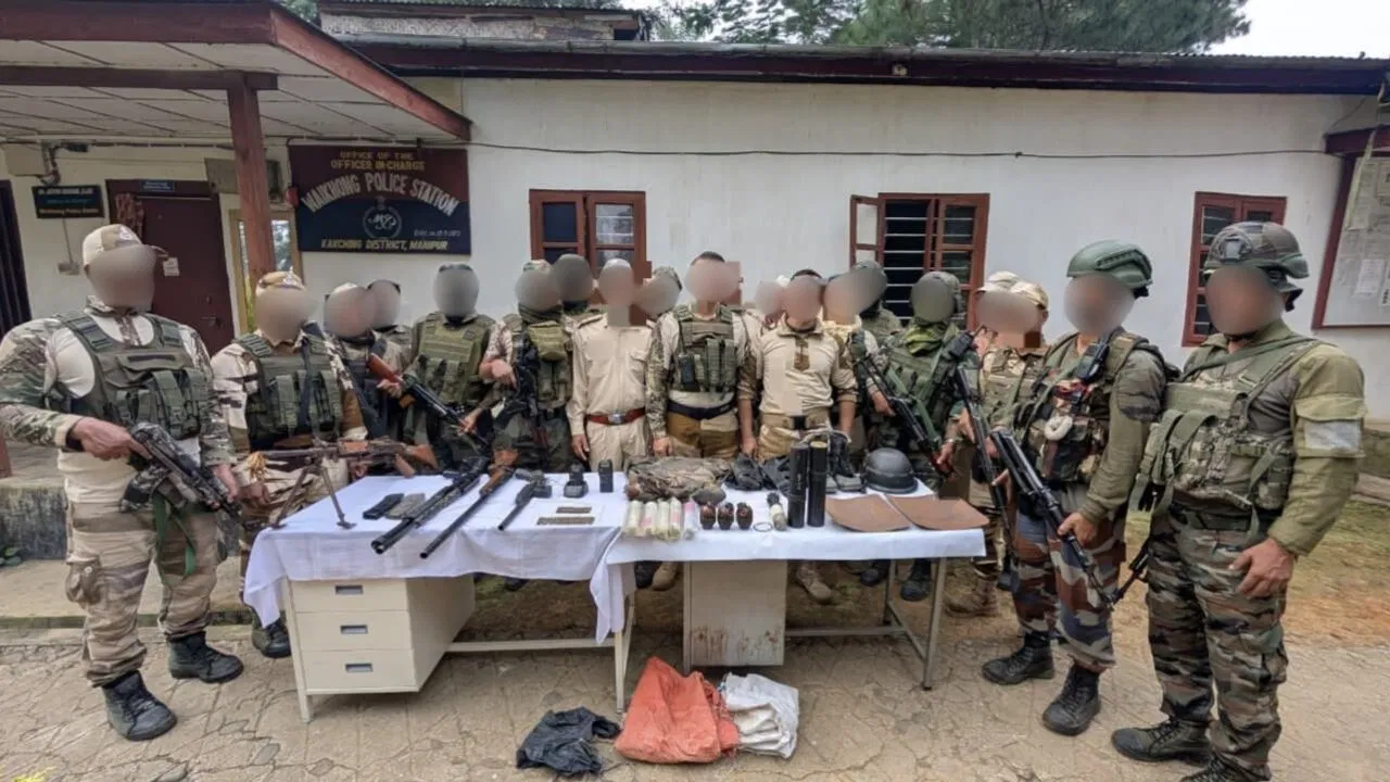 मणिपुर में सुरक्षाबलों की बड़ी कार्रवाई…17 उग्रवादी गिरफ्तार, भारी मात्रा में हथियार-गोला बारूद बरामद मणिपुर में सुरक्षाबलों की बड़ी कार्रवाई...17 उग्रवादी गिरफ्तार, भारी मात्रा में हथियार-गोला बारूद बरामद