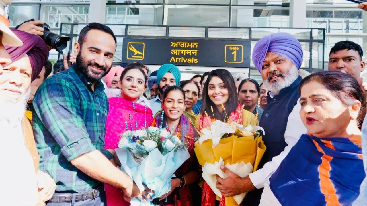 महिला क्रिकेट की विश्वविजेता बेटियों का जल्द होगा सम्मान…पंजाब सरकार ने किया ऐलान महिला क्रिकेट की विश्वविजेता बेटियों का जल्द होगा सम्मान...पंजाब सरकार ने किया ऐलान