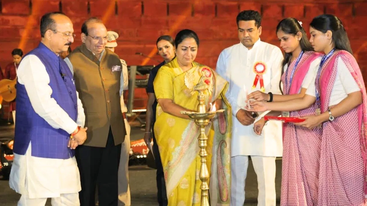 ‘मेरी दिल्ली, मेरा देश’ का भव्य आयोजन, CM रेखा ने एक भारत, आत्मनिर्भर भारत के संकल्प को दोहराया 'मेरी दिल्ली, मेरा देश' का भव्य आयोजन, CM रेखा ने एक भारत, आत्मनिर्भर भारत के संकल्प को दोहराया