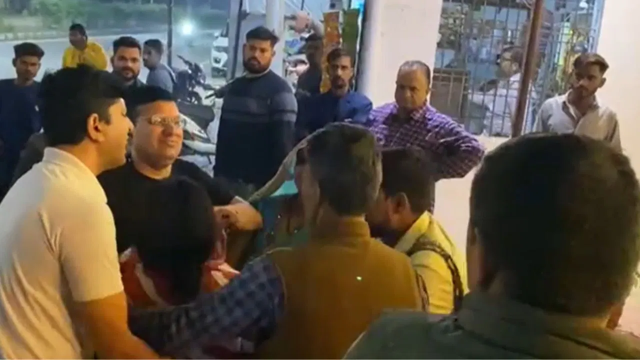 रायबरेली में बबलू बनकर जलालुद्दीन करने जा रहा था शादी, तभी पहुंच गए हिंदू संगठन, फिर जो हुआ… रायबरेली में बबलू बनकर जलालुद्दीन करने जा रहा था शादी, तभी पहुंच गए हिंदू संगठन, फिर जो हुआ...
