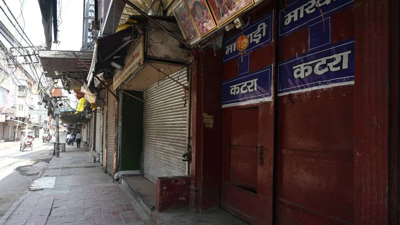 लाल किला ब्लास्ट के बाद बंद रहेगा चांदनी चौक, हो सकता है 14 हजार करोड़ का नुकसान लाल किला ब्लास्ट के बाद बंद रहेगा चांदनी चौक, हो सकता है 14 हजार करोड़ का नुकसान