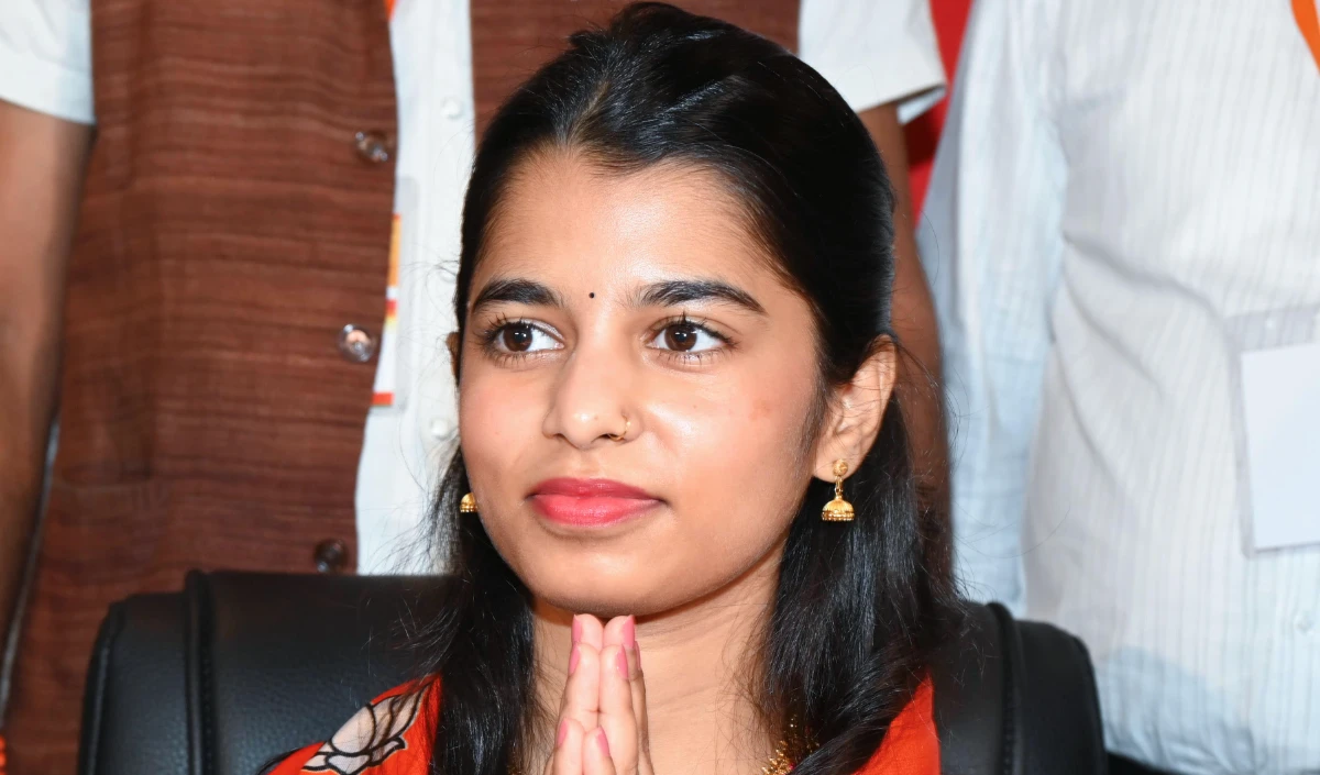 लोकगायिका Maithili Thakur ने अनोखे अंदाज में मनाई जीत, पारंपरिक गीत से दिया संदेश लोकगायिका Maithili Thakur ने अनोखे अंदाज में मनाई जीत, पारंपरिक गीत से दिया संदेश