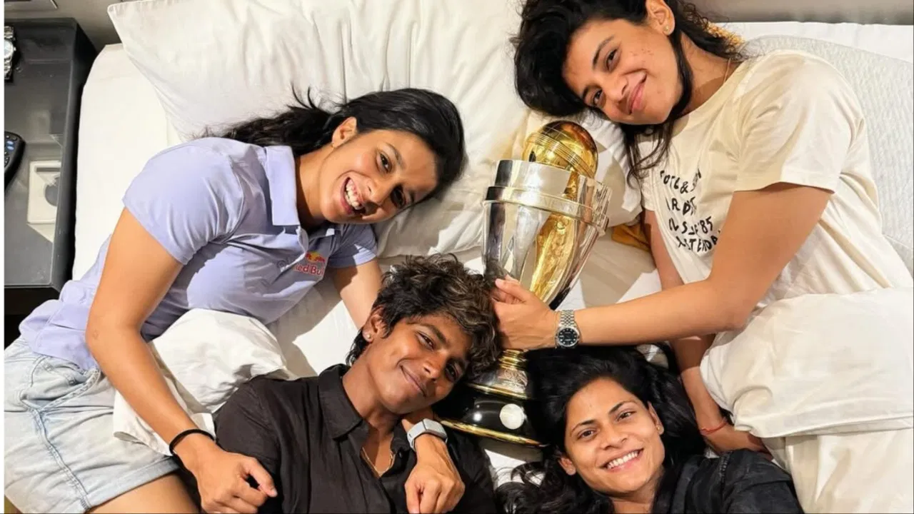 वर्ल्ड कप की ट्रॉफी के साथ ऐसे मना जश्न, भारतीय महिला क्रिकेट टीम की खिलाड़ियों ने शेयर की PHOTOS वर्ल्ड कप की ट्रॉफी के साथ ऐसे मना जश्न, भारतीय महिला क्रिकेट टीम की खिलाड़ियों ने शेयर की PHOTOS