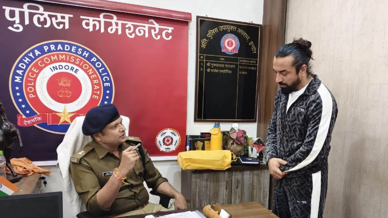 ‘वह मुसलमान था, इसलिए मार दिया…’ एक्टर एजाज खान ने भ्रामक वीडियो किया पोस्ट, इंदौर क्राइम ब्रांच के सामने लग गई पेशी 'वह मुसलमान था, इसलिए मार दिया...' एक्टर एजाज खान ने भ्रामक वीडियो किया पोस्ट, इंदौर क्राइम ब्रांच के सामने लग गई पेशी