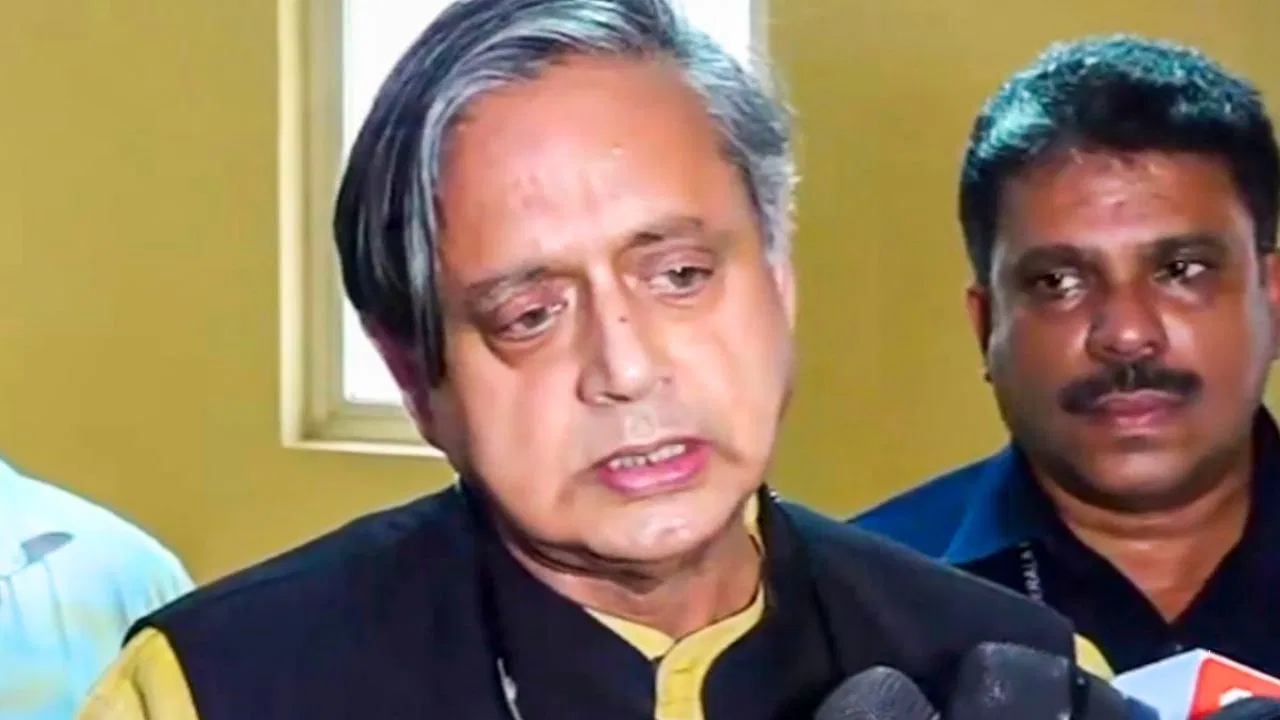 शशि थरूर ने नेहरू-इंदिरा से की आडवाणी की तुलना, कांग्रेस ने बयान से बनाई दूरी शशि थरूर ने नेहरू-इंदिरा से की आडवाणी की तुलना, कांग्रेस ने बयान से बनाई दूरी