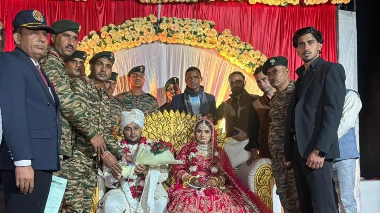 शहीद की बेटी का 50 जवानों ने किया कन्यादान, शादी में शामिल होने पंजाब से पहुंचे थे ग्रेटर नोएडा; नजारा देख भावुक हो गए गांववाले शहीद की बेटी का 50 जवानों ने किया कन्यादान, शादी में शामिल होने पंजाब से पहुंचे थे ग्रेटर नोएडा; नजारा देख भावुक हो गए गांववाले