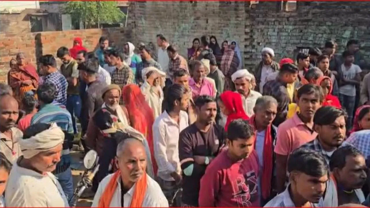 श्रावस्ती में पांच मौतों से सनसनी: पहले तीन बच्चों और पत्नी को गला दबाकर मार डाला, फिर खुद फांसी पर झूल गया पति श्रावस्ती में पांच मौतों से सनसनी: पहले तीन बच्चों और पत्नी को गला दबाकर मार डाला, फिर खुद फांसी पर झूल गया पति