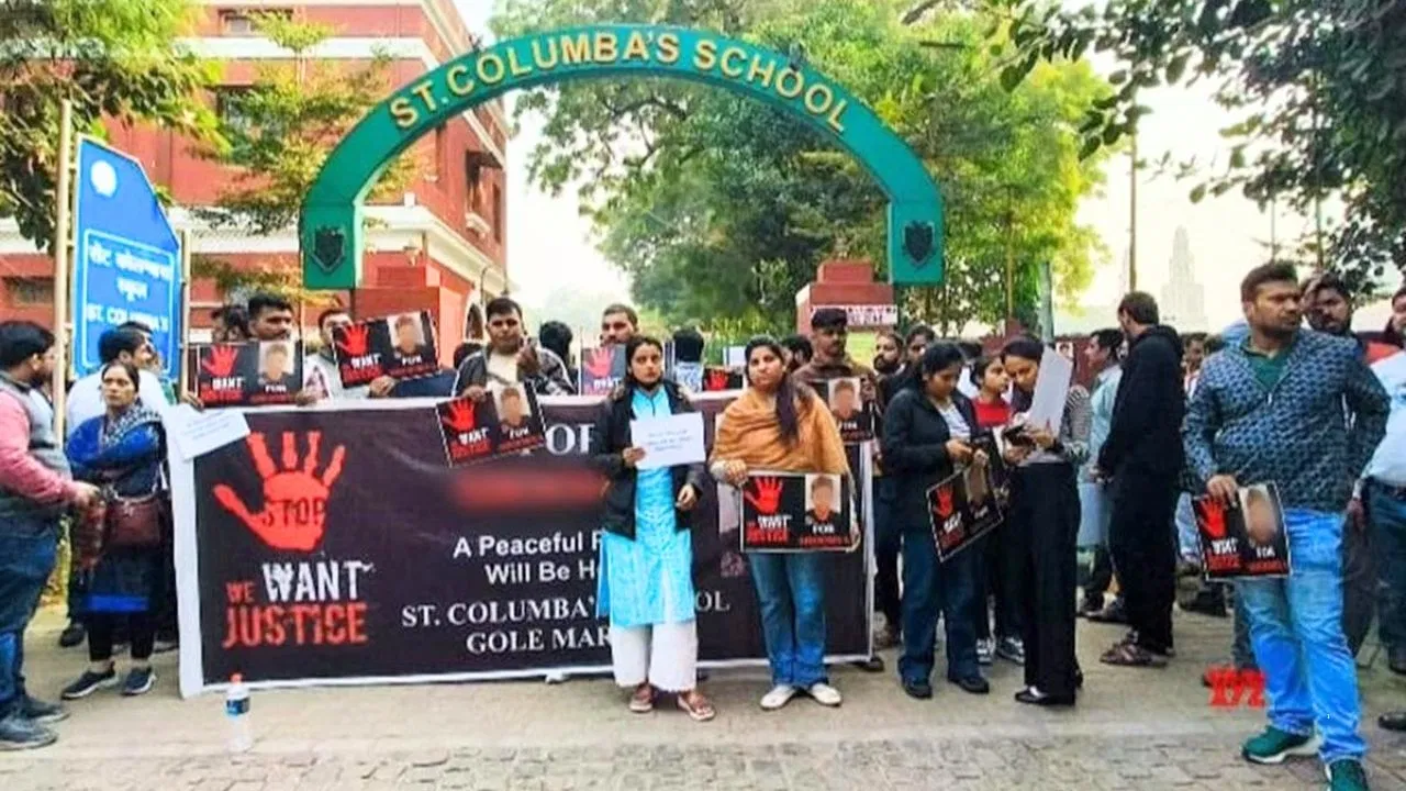 सेंट कोलंबस स्कूल के छात्र के सुसाइड केस में 4 शिक्षिकाएं निलंबित, अभिभावकों ने किया प्रदर्शन सेंट कोलंबस स्कूल के छात्र के सुसाइड केस में 4 शिक्षिकाएं निलंबित, अभिभावकों ने किया प्रदर्शन