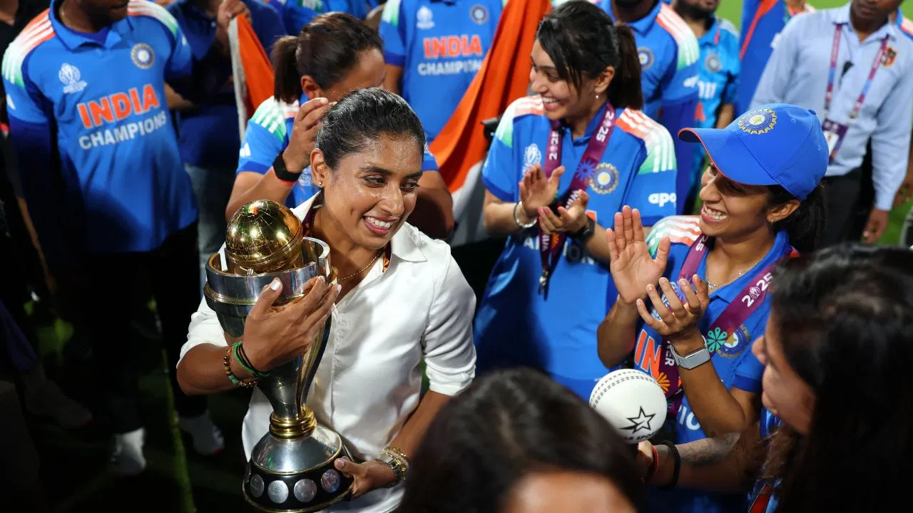 हम बस उन्हें…, हरमनप्रीत कौर ने मिताली राज और झूलन गोस्वामी को वर्ल्ड कप ट्रॉफी देने पर तोड़ी चुप्पी हम बस उन्हें..., हरमनप्रीत कौर ने मिताली राज और झूलन गोस्वामी को वर्ल्ड कप ट्रॉफी देने पर तोड़ी चुप्पी
