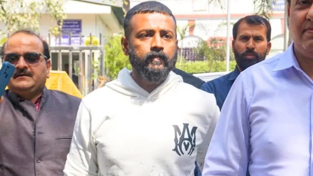 217 करोड़ लौटाने को तैयार महाठग सुकेश चंद्रशेखर, कोर्ट में दिया सेटलमेंट ऑफर, जानें मामला 217 करोड़ लौटाने को तैयार महाठग सुकेश चंद्रशेखर, कोर्ट में दिया सेटलमेंट ऑफर, जानें मामला