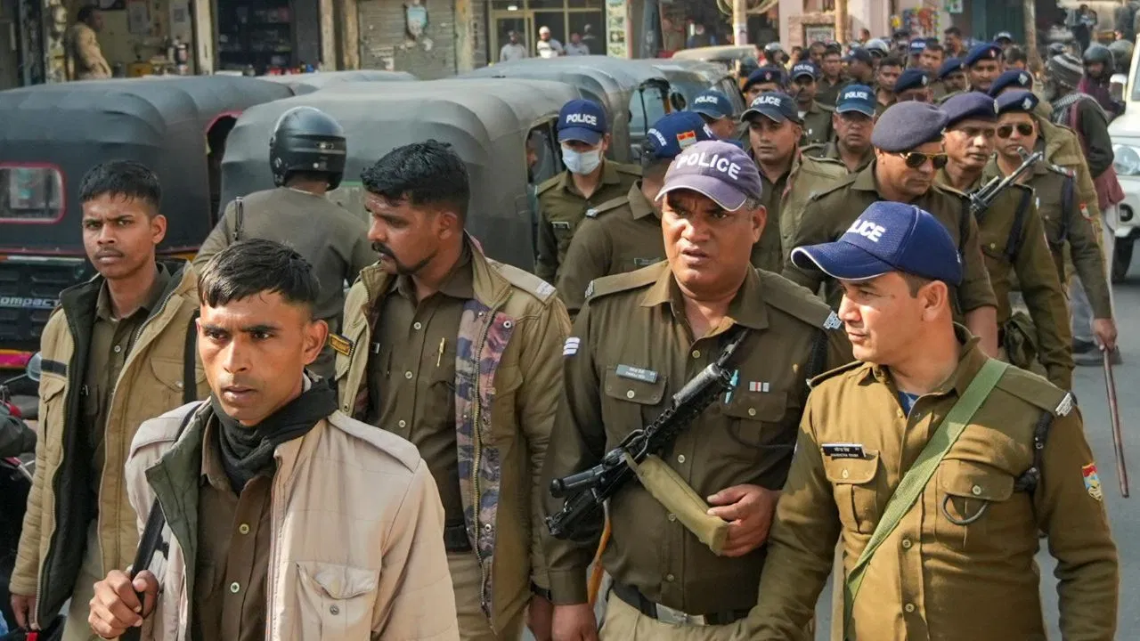 400 कांस्टेबल और पीएसी की तीन कंपनियां तैनात… हल्द्वानी में हाई अलर्ट, बनभूलपुरा पर आज SC में सुनवाई 400 कांस्टेबल और पीएसी की तीन कंपनियां तैनात... हल्द्वानी में हाई अलर्ट, बनभूलपुरा पर आज SC में सुनवाई