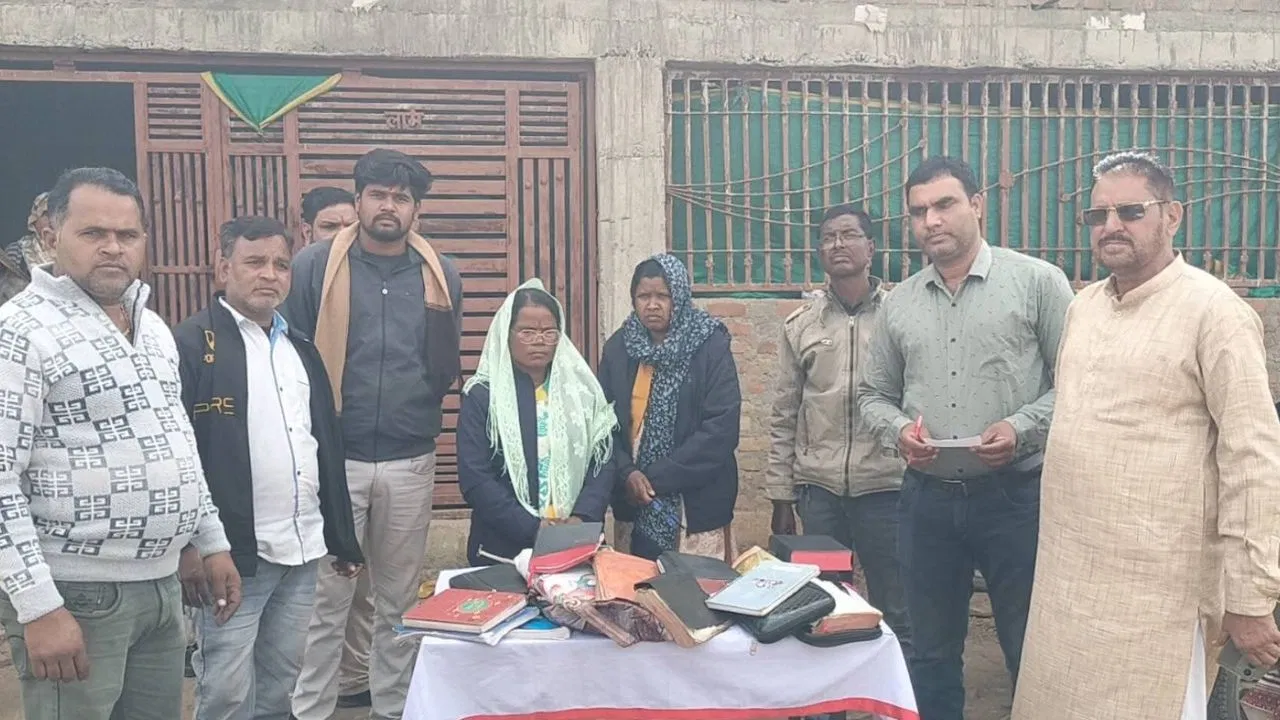 400 लोगों का बदलवाया धर्म, कर रहे थे चर्च का निर्माण; शिवपुरी में टीचर और पटवारी पर धर्मांतरण का आरोप 400 लोगों का बदलवाया धर्म, कर रहे थे चर्च का निर्माण; शिवपुरी में टीचर और पटवारी पर धर्मांतरण का आरोप