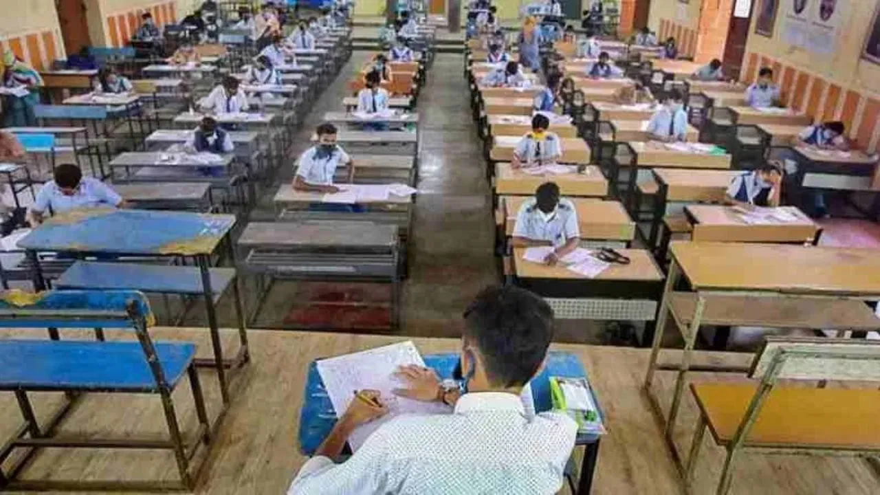 6 महीने नहीं आए टीचर, छात्रों ने एग्जाम में लिखा- सब्जेक्ट की नहीं लगी क्लास, कैसे लिखें उत्तर? 6 महीने नहीं आए टीचर, छात्रों ने एग्जाम में लिखा- सब्जेक्ट की नहीं लगी क्लास, कैसे लिखें उत्तर?