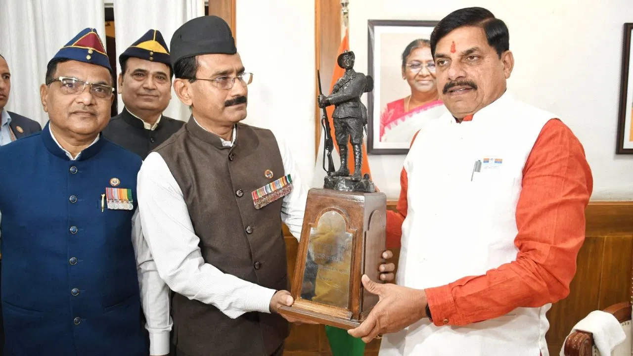 Armed Forces Flag Day: शहीद सैनिकों के परिवार के कल्याण के लिए आगे आएं…झंडा दिवस पर भावुक अपील Armed Forces Flag Day: शहीद सैनिकों के परिवार के कल्याण के लिए आगे आएं...झंडा दिवस पर भावुक अपील
