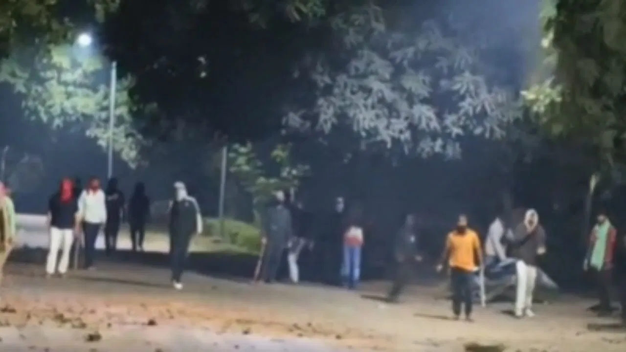 BHU में बवाल! छात्रों ने किया दो घंटे पथराव-मारपीट, पुलिस ने किया लाठीचार्ज; क्या है विवाद? BHU में बवाल! छात्रों ने किया दो घंटे पथराव-मारपीट, पुलिस ने किया लाठीचार्ज; क्या है विवाद?